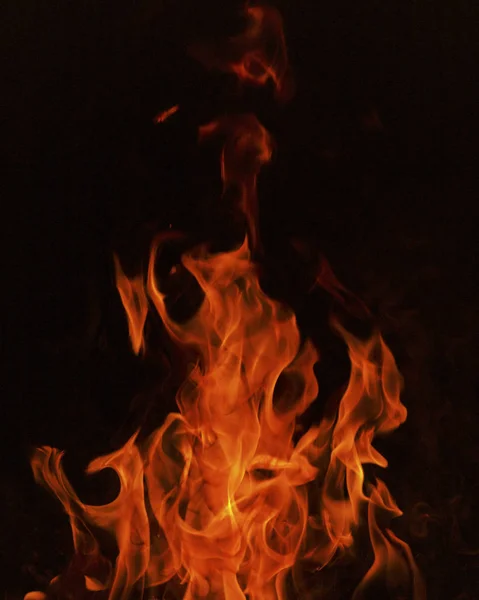 Огонь изолирован на черном фоне — стоковое фото