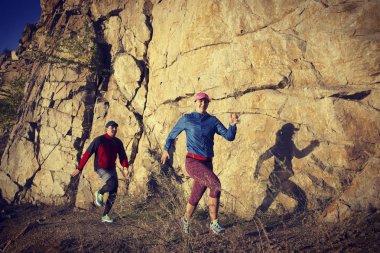 İçinde volkanik dağ yolu üzerinde yarış çift koşucular çalıştıran iz