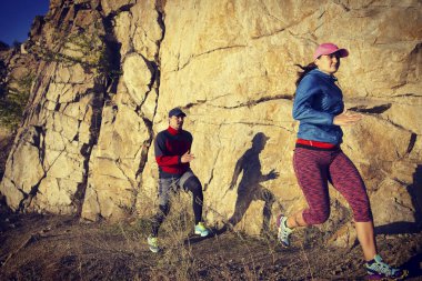 İçinde volkanik dağ yolu üzerinde yarış çift koşucular çalıştıran iz