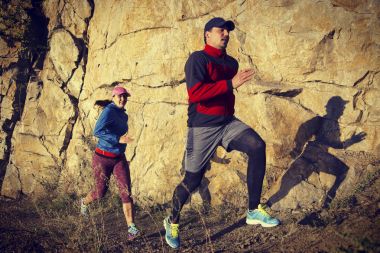 İçinde volkanik dağ yolu üzerinde yarış çift koşucular çalıştıran iz