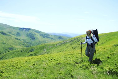 Bir sırt çantası ve çadır ile dağlarda yaz zammını.