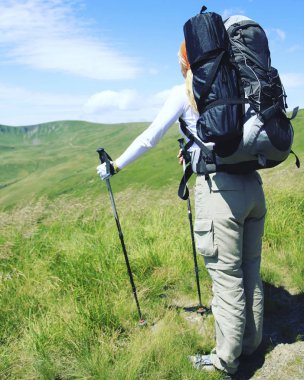 Bir sırt çantası ve çadır ile dağlarda yaz zammını.