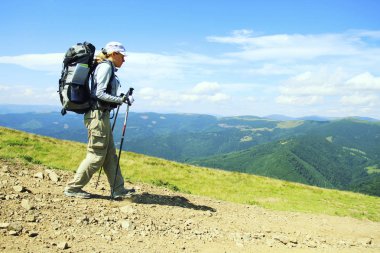 Bir sırt çantası ve çadır ile dağlarda yaz zammını.