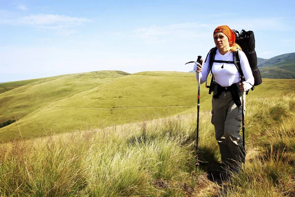 Summer hike in the mountains with a backpack and tent. — Stock Photo, Image