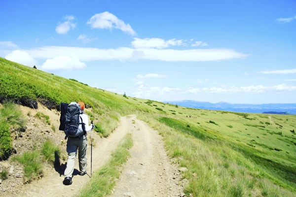 Sommar vandring i bergen med en ryggsäck och tält. — Stockfoto