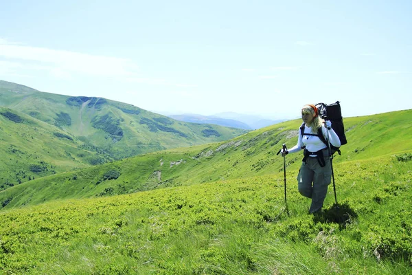 Zomer wandeling in de bergen met een rugzak en tent. — Stockfoto