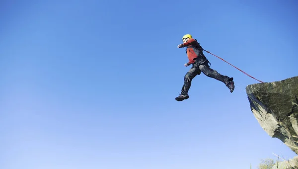 Saltar de um penhasco para um desfiladeiro com uma corda . — Fotografia de Stock