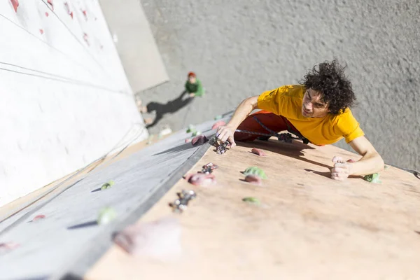 Γυμναστήριο, ακραίο άθλημα, bouldering, άνθρωποι και υγιεινό τρόπο ζωής — Φωτογραφία Αρχείου