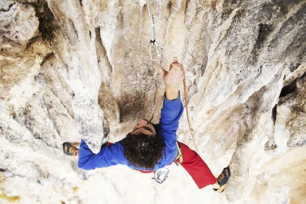 Escalada en roca en Turquía. El escalador sube a la ruta. Foto: — Foto de Stock