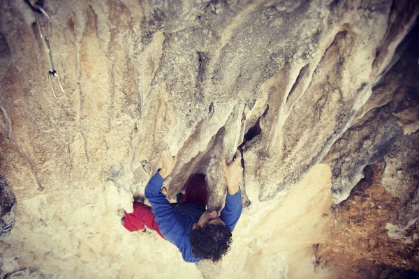 Escalada na Turquia. O alpinista sobe na rota. Foto — Fotografia de Stock