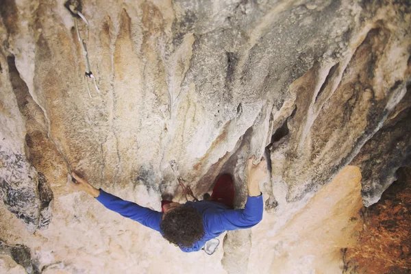 Escalade en Turquie. Le grimpeur grimpe sur la route. Photographie — Photo