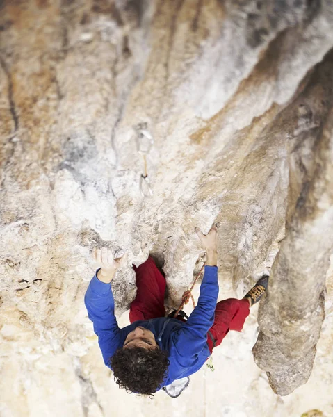 Escalada en roca en Turquía. El escalador sube a la ruta. Foto: — Foto de Stock