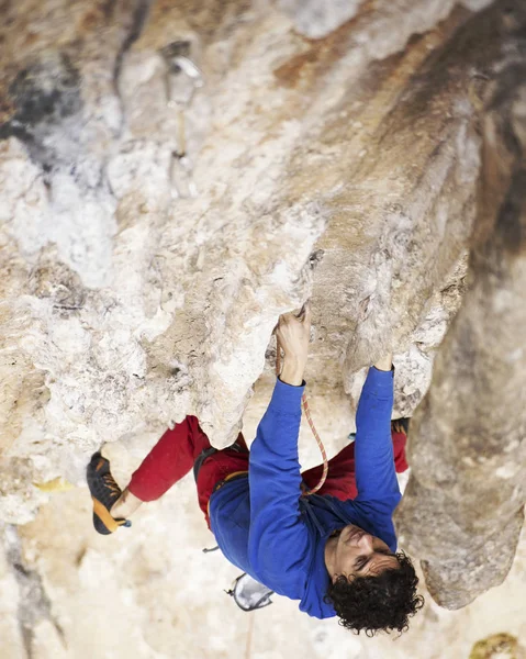Bergsklättring i Turkiet. Klättraren klättrar på rutten. — Stockfoto