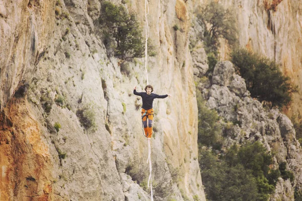 Caminar por una línea en el cielo.Carnaval turco Highline en Antalya . —  Fotos de Stock