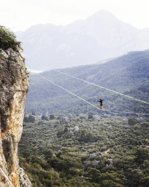 Gökyüzünde aşmak. Antalya'da Türk Highline karnaval. — Stok fotoğraf