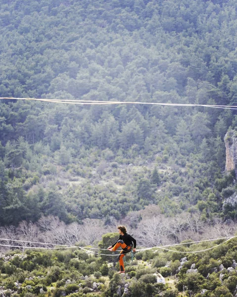 Caminar por una línea en el cielo.Carnaval turco Highline en Antalya . —  Fotos de Stock