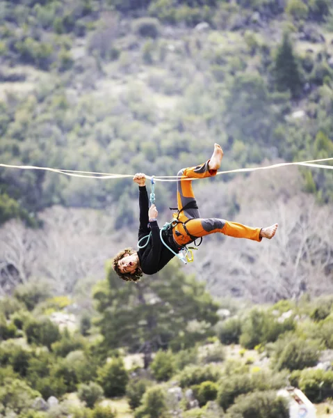 Caminhe uma linha no céu.Carnaval Highline turco em Antalya . — Fotografia de Stock