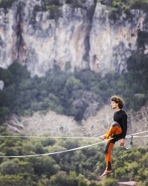 Caminar por una línea en el cielo.Carnaval turco Highline en Antalya . — Foto de Stock