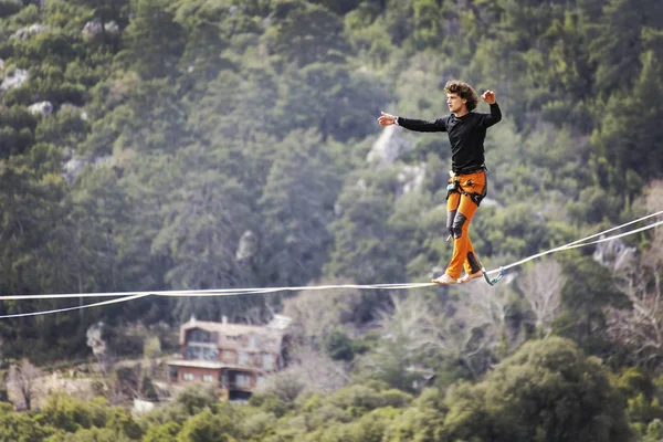 Caminar por una línea en el cielo.Carnaval turco Highline en Antalya . —  Fotos de Stock