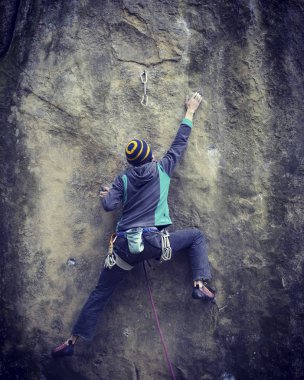 Türkiye'de dağ tırmanışı. Dağcı rotasında tırmanıyor. Fotoğraf 