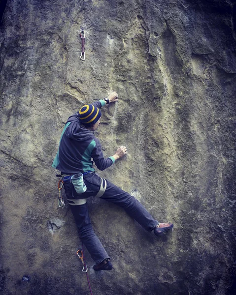 Escalada na Turquia. O alpinista sobe na rota. Foto — Fotografia de Stock