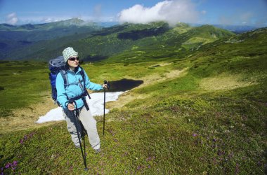 Bir sırt çantası ve çadır ile dağlarda yaz zammını.