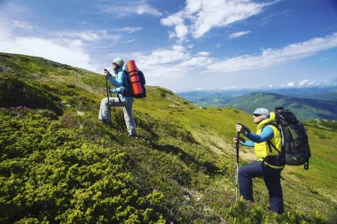 Bir sırt çantası ve çadır ile dağlarda yaz zammını.
