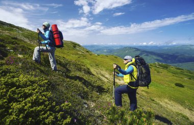 Bir sırt çantası ve çadır ile dağlarda yaz zammını.