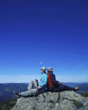 Bir sırt çantası ve çadır ile dağlarda yaz zammını.