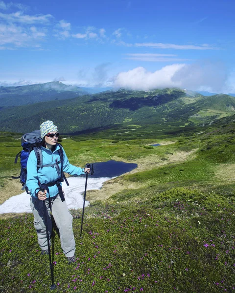 Caminhada de verão nas montanhas com uma mochila e tenda . — Fotografia de Stock