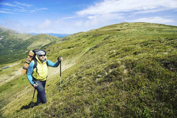 Caminhada de verão nas montanhas com uma mochila e tenda . — Fotografia de Stock