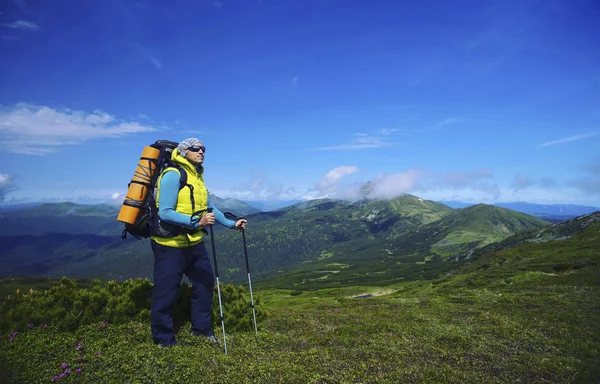 Caminhada de verão nas montanhas com uma mochila e tenda . — Fotografia de Stock