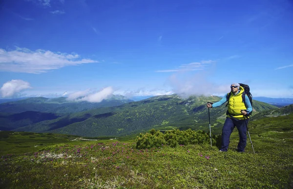 Caminata de verano en las montañas con una mochila y tienda de campaña . — Foto de Stock