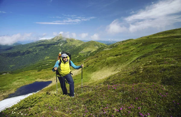 Sommerwanderung in den Bergen mit Rucksack und Zelt. — Stockfoto