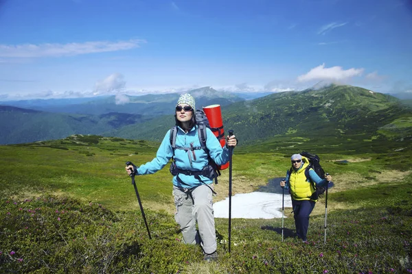 Summer hike in the mountains with a backpack and tent. — Stock Photo, Image