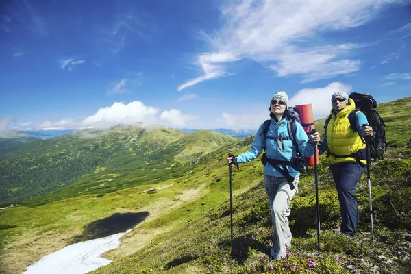 Sommar vandring i bergen med en ryggsäck och tält. — Stockfoto