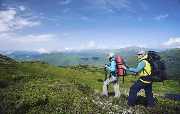 Καλοκαιρινή πεζοπορία στο βουνό με ένα σακίδιο και τέντα. — Φωτογραφία Αρχείου