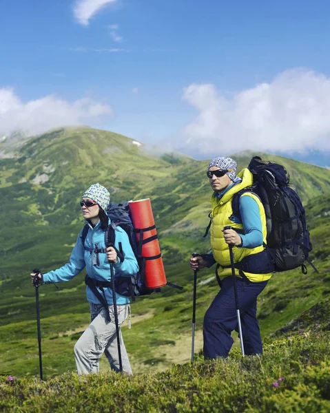 Caminata de verano en las montañas con una mochila y tienda de campaña . — Foto de Stock