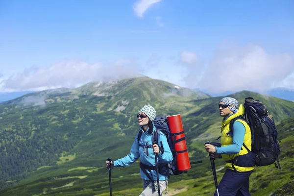 Caminata de verano en las montañas con una mochila y tienda de campaña . —  Fotos de Stock