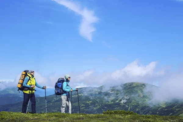 Caminhada de verão nas montanhas com uma mochila e tenda . — Fotografia de Stock