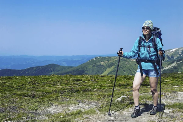 Caminata de verano en las montañas con una mochila y tienda de campaña . —  Fotos de Stock