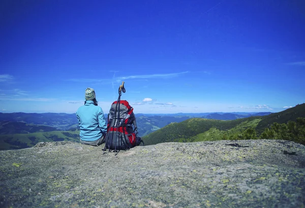 Caminata de verano en las montañas con una mochila y tienda de campaña . — Foto de Stock