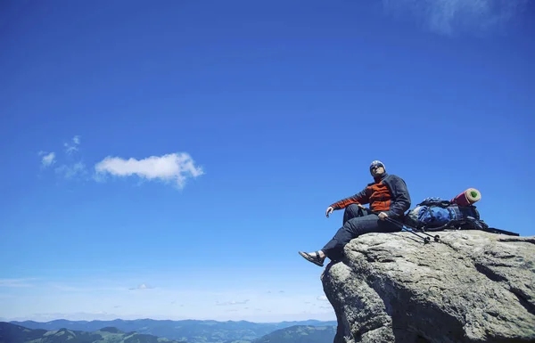 バックパックとテント山で夏のハイキング. — ストック写真