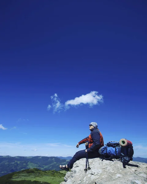 Caminata de verano en las montañas con una mochila y tienda de campaña . — Foto de Stock