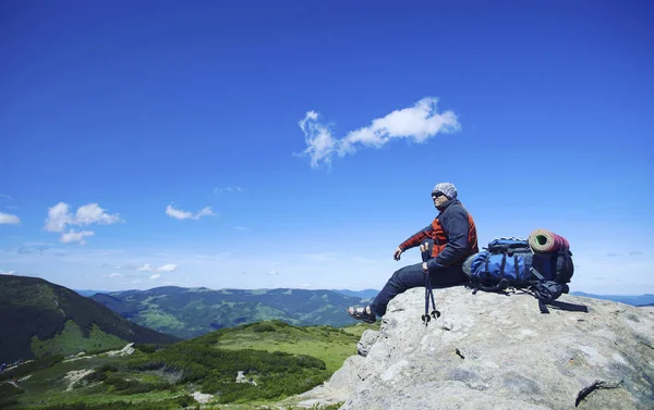 バックパックとテント山で夏のハイキング. — ストック写真