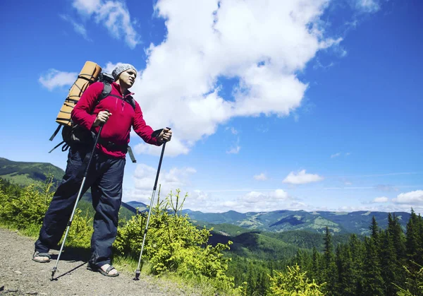 Zomer wandeling in de bergen met een rugzak en tent. — Stockfoto