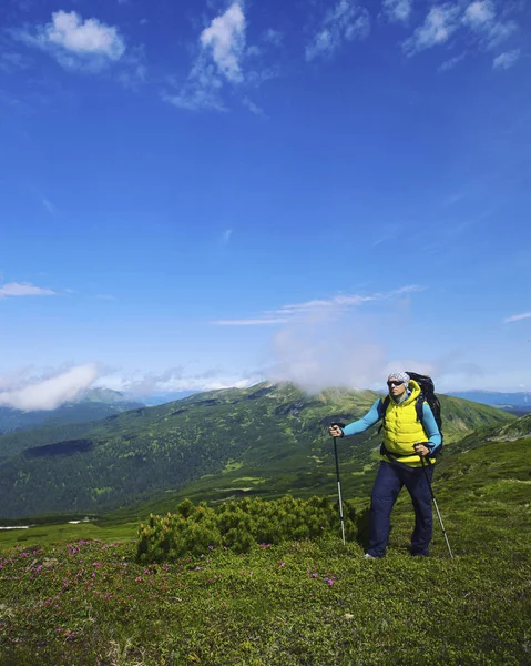 バックパックとテント山で夏のハイキング. ストック写真