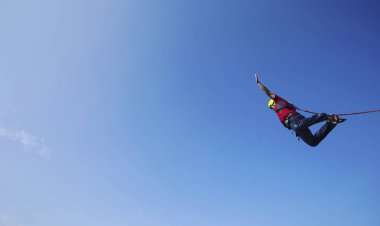 Bir ip ile bir kanyonun içine bir uçurumdan atlamak.