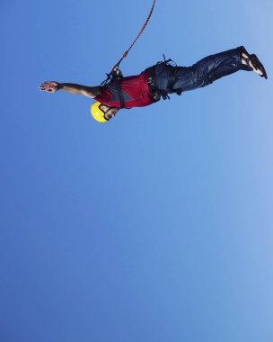 Bir ip ile bir kanyonun içine bir uçurumdan atlamak.