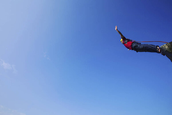 Прыжок со скалы в каньон с веревкой
.